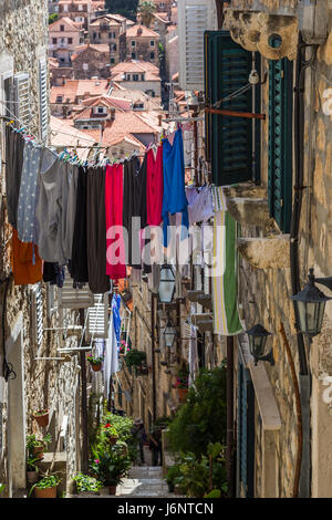Gli elementi colorati di servizio lavanderia visto essiccazione su linee di lavaggio criss attraversando le strette stradine della città vecchia di Dubrovnik. Foto Stock