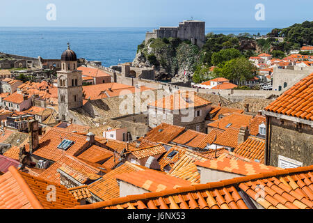 Guardando oltre la orange tetti in terracotta di Dubrovniks old town da un alto punto di vantaggio sulle mura della città. Il monastero francescano può essere visto Foto Stock