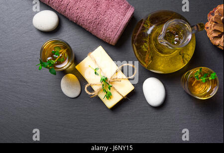 Massaggio aromaterapia o impostare: olio, pietre, sapone e asciugamani Foto Stock