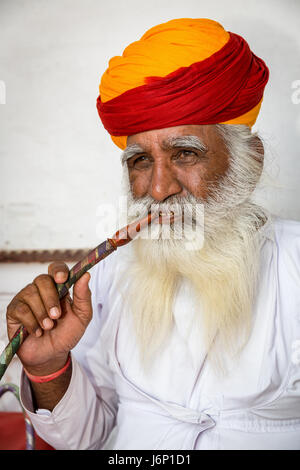 Uomo indiano con turbante fumare narghilè, Forte Mehrangarh, Jodhpur, Rajasthan, India Foto Stock