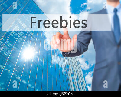 Freebies - Imprenditore mano premendo il pulsante sul touch screen interfaccia. Business, tecnologia internet concetto. Stock Photo Foto Stock