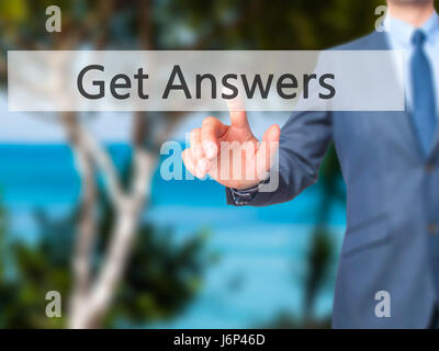 Ottieni le risposte - Imprenditore mano premere il pulsante sulla schermata virtuale di interfaccia. Business, concetto tecnologico. Stock Photo Foto Stock