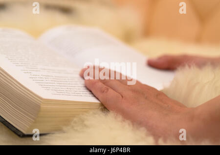 Girare le mani un libro e lo conducono a pagine. Foto Stock