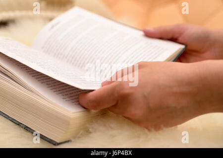 Girare le mani un libro e lo conducono a pagine. Foto Stock