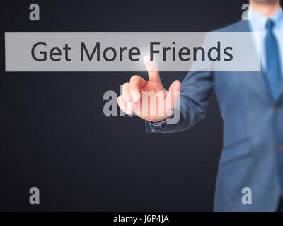 Ottieni di più Amici - Imprenditore mano premendo il pulsante sul touch screen interfaccia. Business, tecnologia internet concetto. Stock Photo Foto Stock