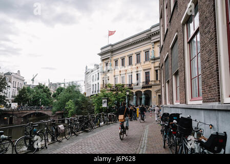 Utrecht, Paesi Bassi - 4 agosto 2016: persone e biciclette in strada nel centro storico di Utrecht. antico centro citta' dispone di molti edifici e st Foto Stock