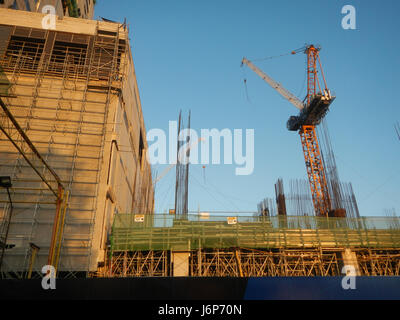 Questo titolo si riferisce alla costruzione o allo sviluppo di centri commerciali Ayala Land e di altri edifici lungo il circuito di Carmona a Makati. Mette in evidenza lo sviluppo degli spazi urbani nell'area di Makati, un quartiere centrale degli affari nella Metro Manila. Foto Stock