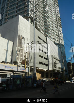 Questa immagine mostra gli edifici lungo Chino Roces Avenue, una strada principale nella città di Makati, uno dei principali quartieri finanziari delle Filippine. Mette in evidenza lo sviluppo urbano e l'evoluzione architettonica della zona, sede di varie strutture commerciali e residenziali. Foto Stock