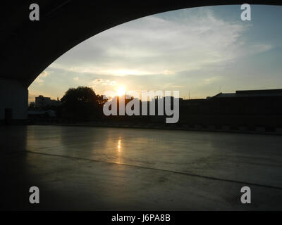 Questo titolo si riferisce al Carmona Sunset Riverfront e al Globe Events Ground, situato nel Cua Park Circuit a Makati, Filippine. Mette in risalto la panoramica area sul lungofiume e i terreni per eventi, che servono da luogo per varie attività ed eventi pubblici. Foto Stock