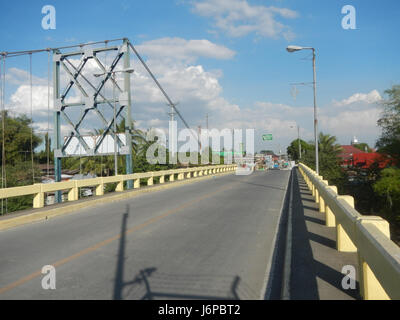 Un'immagine che mostra il Golden Gate di Candaba, compresi i ponti vecchi e nuovi che attraversano il fiume Pampanga. Mette in evidenza i progressi strutturali e ingegneristici nel corso del tempo in questa regione. Foto Stock