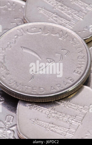 Dettaglio di diversi Emirati Arabi Uniti Dirhams monete sul tavolo. Foto Stock