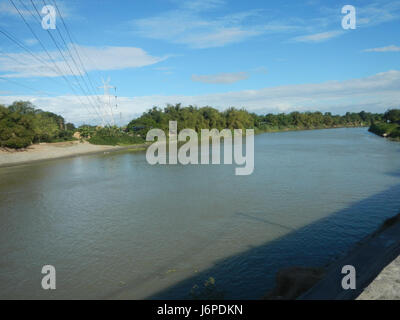 Questa immagine raffigura una scena del tramonto nella zona di San Sebastian di Santa Cruz, situata lungo il quartiere lungo il fiume di San Luis, Pampanga, che mostra la pittoresca vista dei dintorni e delle strade locali. Foto Stock