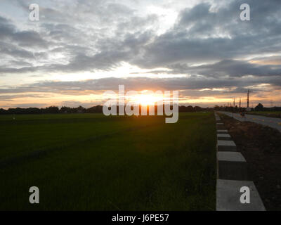 Questa immagine cattura le pittoresche vedute al tramonto di San Sebastian a Santa Cruz, situato nel quartiere Riverside di San Luis, Pampanga. Sono presenti strade locali e panorami panoramici. Foto Stock