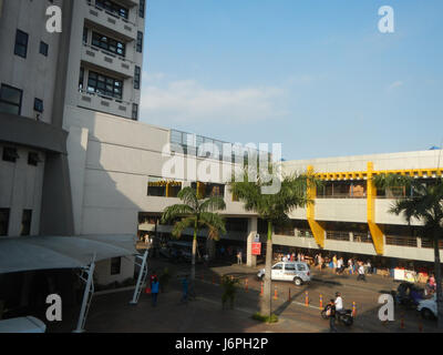 Il "08170 Pasig City Hall Compound Buildings Market Parking" si riferisce a un'area pubblica di Pasig City, Filippine, che comprende il complesso municipale, edifici, un mercato e un'area parcheggio. Questo spazio serve funzioni civiche, commerciali e logistiche, contribuendo allo sviluppo urbano e all'accessibilità della città. Foto Stock