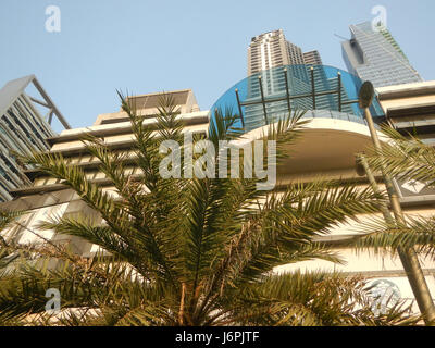 Questa immagine presenta una vista di Salamanca, Neptune Street e Kalayaan Avenue a Makati City, evidenziando il paesaggio urbano di una delle aree più sviluppate della Metro Manila. Rappresenta la vivace vita cittadina, le infrastrutture dei trasporti e le attività locali in questo centro metropolitano. Foto Stock