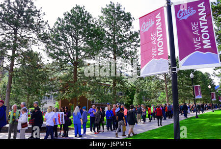 MISSOULA, Montana, Stati Uniti d'America - 20 Maggio 2017: lungo la linea dei sostenitori di attendere per entrare in un rally per noi Casa candidato Rob Quist presso l Università del Montana Foto Stock