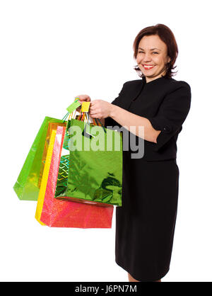 Felice senior donna allungando le mani con le borse della spesa e sorridente Foto Stock