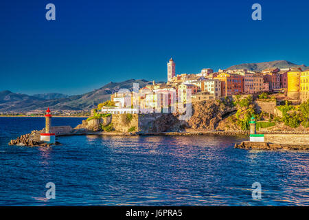Vista di Bastia centro della città vecchia, il faro e il porto. Bastia è la seconda città più grande sulla Corsica, Francia, Europa. Foto Stock