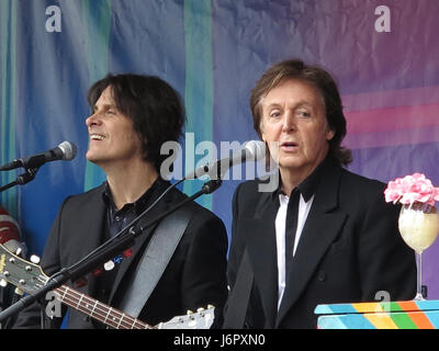 Londra, Regno Unito. Il 18 ottobre 2013. Sir Paul McCartney dà una prestazione gratuita a migliaia di fan in Covent Garden Piazza Foto Stock