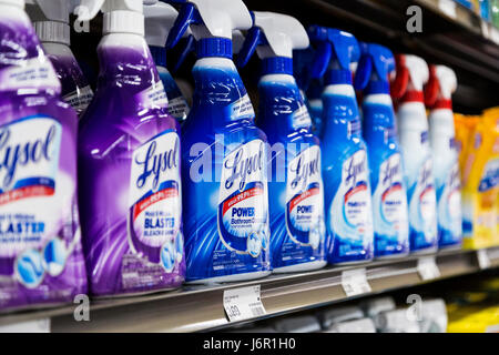 Bottiglie di Lysol detergenti spray su un fruttivendolo ripiano Foto Stock