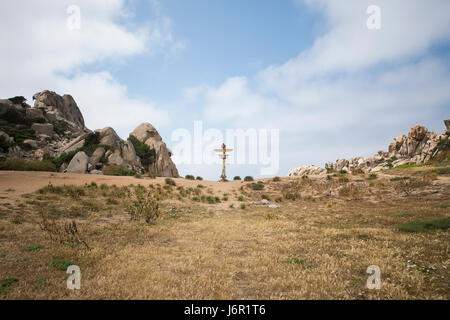 Un fatti a mano totem sulla spiaggia selvaggia di (Valle della Luna) in Sardegna, Italia. Foto Stock