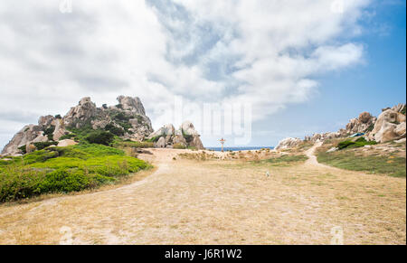 Un fatti a mano totem sulla spiaggia selvaggia di (Valle della Luna) in Sardegna, Italia. Foto Stock