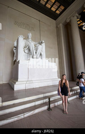 Turista femminile che posano per una foto all'interno del Lincoln Memorial Washington DC STATI UNITI D'AMERICA Foto Stock