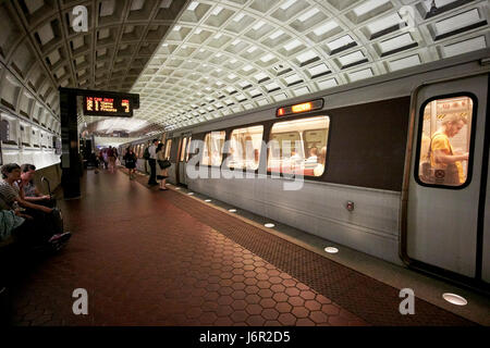 Treno alla piattaforma a smithsonian metro treno sistema di DC di Washington STATI UNITI D'AMERICA Foto Stock