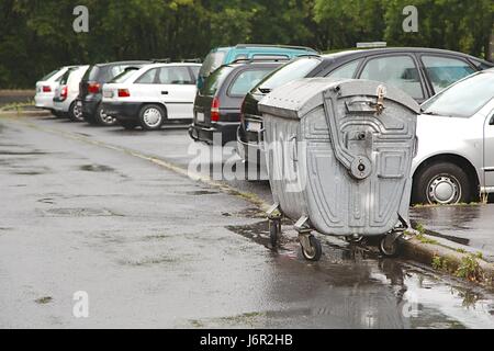 I cassonetti pieni di spazzatura Foto Stock