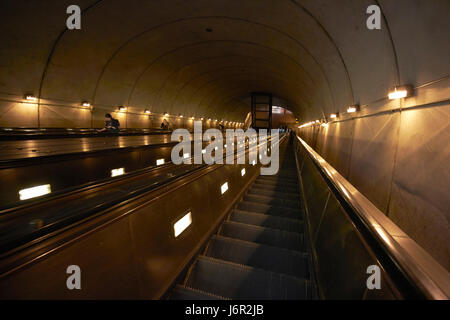 Rosslyn livello profondo escalator metro treno sistema di DC di Washington STATI UNITI D'AMERICA Foto Stock