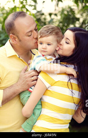 Outdoor ritratto di una famiglia felice Foto Stock