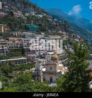 Piccola cittadina di Positano, Costiera Amalfitana, Campania, Italia Foto Stock