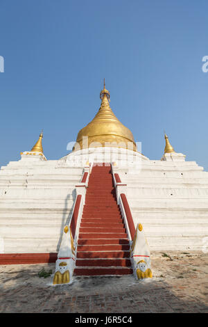 Shwezigon Pagoda in Inwa (AVA) vicino a Mandalay in Myanmar (Birmania). Foto Stock