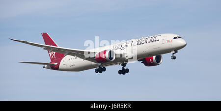 Virgin Atlantic Boeing 787 Dreamliner G-VBZZ sull approccio finale all aeroporto di Heathrow LHR Foto Stock