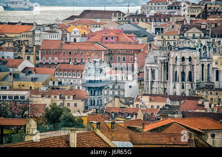 Lisbona è il Portogallo collinare litoranea, città capitale. Dall imponente São Jorge Castello, la vista abbraccia la città vecchia di pastello-edifici colorati, estuario del Tago e il Ponte 25 de Abril ponte di sospensione. São Jorge Castello (Portoghese: Castelo de São Jorge) Saint George Castle è un castello moresco occupa una comanda la collina che domina il centro storico della città portoghese di Lisbona e del fiume Tagus. Il fortemente cittadella fortificata risale al periodo medievale della storia portoghese, ed è uno dei principali siti turistici di Lisbona. Foto Stock