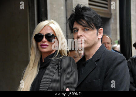 Londra, UK, 18/05/2017 Gary Numan arriva per il 2017 annuale di Ivor Novello awards presso il Cavendish House Hotel Park Lane. Foto Stock