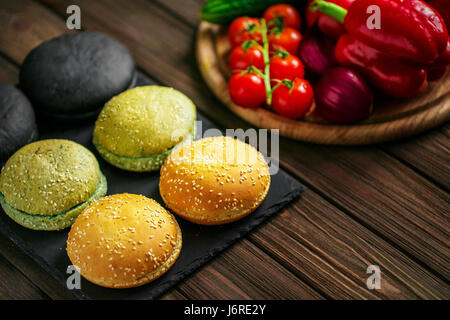 Angolo di Alta Vista della varietà di sei Hamburger panini o cena rotoli disposti in due file sul tavolo a trama o un contatore superficie Foto Stock