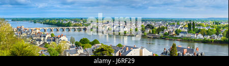 Panorama di Saumur sul fiume Loira in Francia Foto Stock