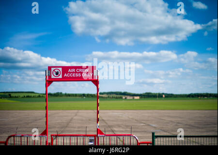 Porta di accesso per gli equipaggi degli aeromobili solo in un piccolo aerodromo in Cambridgeshire, Regno Unito Foto Stock