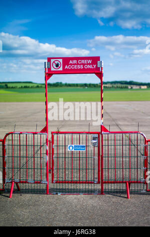 Porta di accesso per gli equipaggi degli aeromobili solo in un piccolo aerodromo in Cambridgeshire, Regno Unito Foto Stock