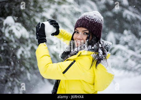 Divertirsi giocando sulla neve giorno sul Lago Trillium, governo Camp, Oregon Foto Stock