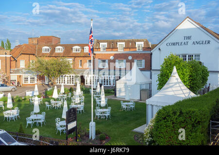 Marlow Bridge vista su un hotel di lusso. Marlow nel Buckinghamshire Foto Stock