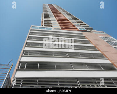 Birch Tower è un edificio residenziale nel complesso Robinsons Place Residences situato a Malate, Manila, Filippine. Offre servizi moderni ed è parte dello sviluppo urbano e della crescita immobiliare dell'area. Foto Stock