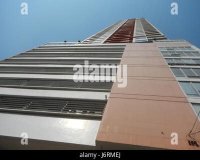 Birch Tower, situata presso il Robinsons Place Residences a Malate, Manila, è un moderno edificio residenziale che offre servizi urbani e vedute dell'area circostante a Metro Manila. Foto Stock