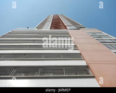 Birch Tower è un edificio residenziale situato a Robinsons Place Residences, a Malate, Manila. Lo sviluppo rappresenta la vita urbana moderna, offrendo servizi e servizi per i residenti nel cuore della città. Foto Stock