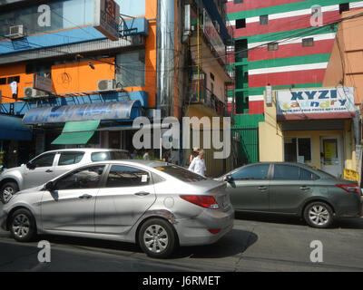 Un moderno edificio residenziale, Birch Tower at Robinsons Place Residences, situato a Malate, Manila, caratterizzato da architettura contemporanea e vita urbana. Foto Stock