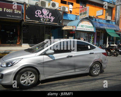 Birch Tower, situata presso il Robinsons Place Residences a Malate, Manila, è un edificio residenziale di primo piano che offre moderni spazi abitativi nel cuore della città. È un importante punto di riferimento nello sviluppo urbano di Malate. Foto Stock