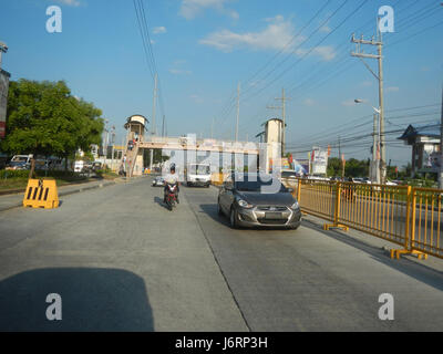Questa posizione sulla MacArthur Highway a Malolos City, Bulacan, rappresenta una strada di trasporto chiave all'interno della regione, facilitando il movimento tra Malolos e altre città vicine a Bulacan. Foto Stock