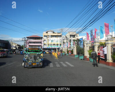 Un riferimento alla posizione del Paseo del Congreso, Catmon, Malolos, lungo la MacArthur Highway, concentrandosi sul suo ruolo nelle infrastrutture locali e nello sviluppo. Foto Stock