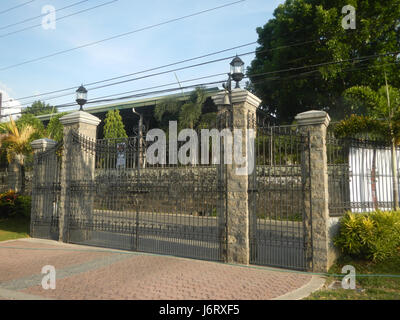 Questa voce si riferisce a una serie di case situate a Dayap, Pulilan, Bulacan, Filippine. Queste case sono punti di riferimento, notevoli per il loro significato culturale, storico o architettonico all'interno della regione. Contribuiscono all'identità e all'eredità di Bulacan. Foto Stock